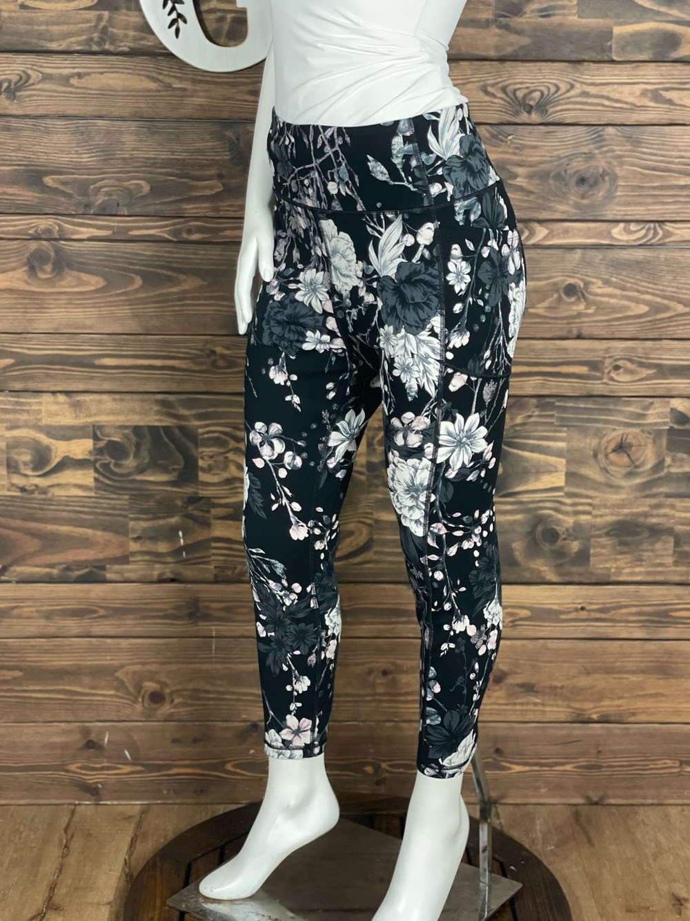 Victoria’s Secret | Incredible Essential Active Leggings 7/8 Floral Side Pockets